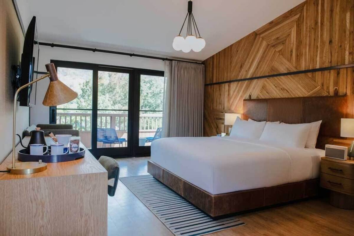 Premium Room, 1 King Bed, Balcony