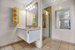 Combined shower/bathtub, hair dryer, towels