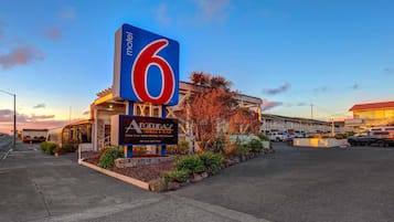 Welcome to 6, a modern motel with a spacious entrance and ample parking.