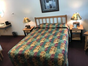 Blackout drapes, iron/ironing board, free WiFi, bed sheets - Harborview Inn (Seward)
