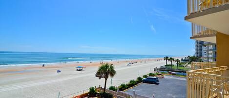 Am Strand, weißer Sandstrand, Strandtücher