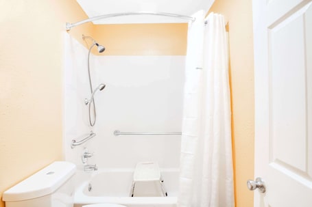 Ensemble douche/baignoire, articles de toilette gratuits, sèche-cheveux. Knights Inn Paris
