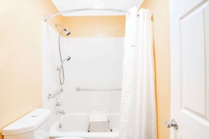 Combined shower/tub, free toiletries, hair dryer, towels