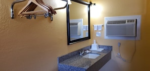 Combined shower/tub, free toiletries, hair dryer, towels