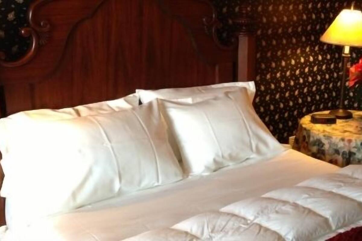 Josephine Ormsby Yard | Premium bedding, desk, iron/ironing board, WiFi (free)