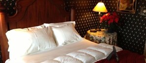 Room, 1 Queen Bed, Fireplace | Premium bedding, desk, iron/ironing board, free WiFi - Morning Glory Inn (Pittsburgh)