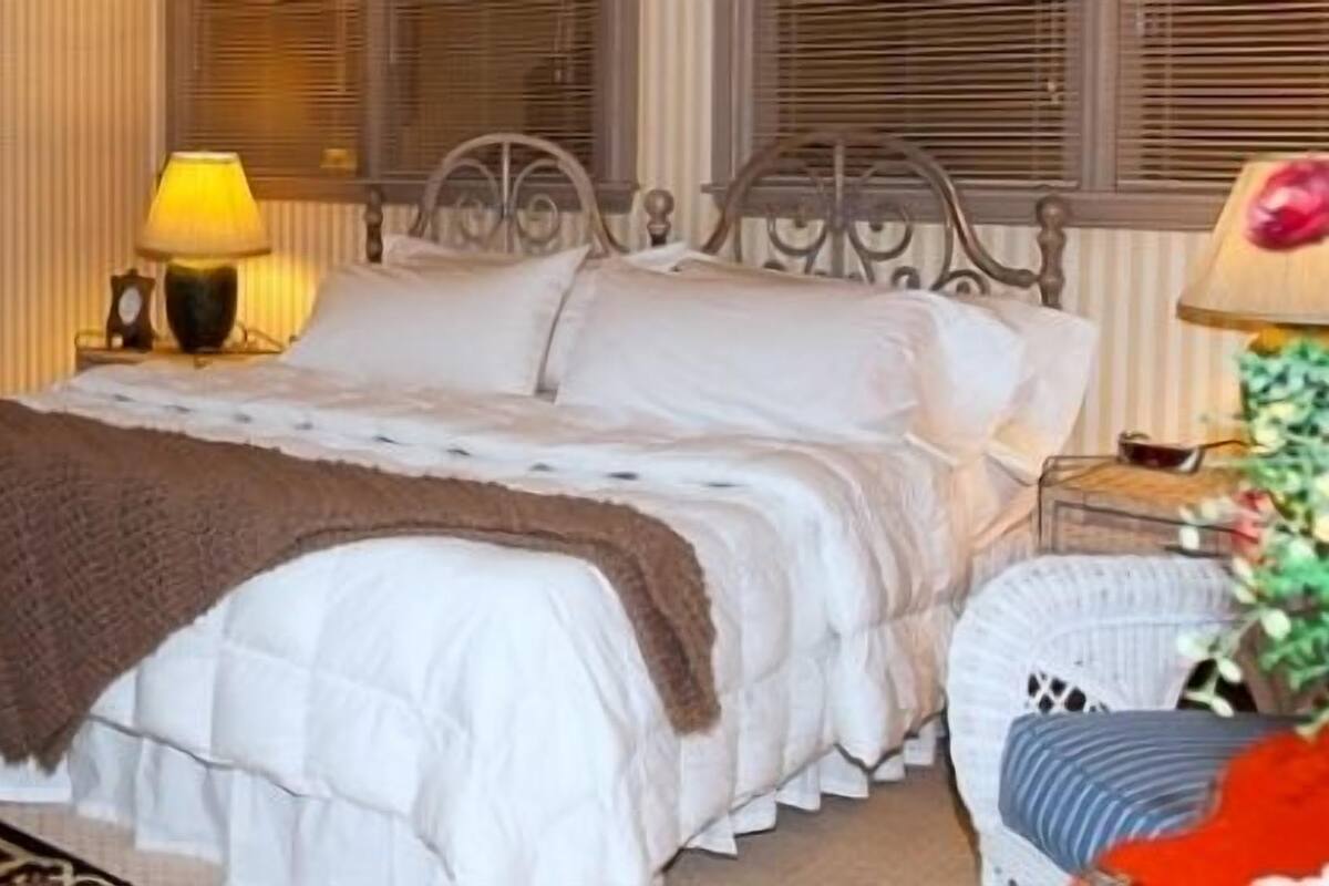 Attic Suite | Premium bedding, desk, iron/ironing board, WiFi (free)