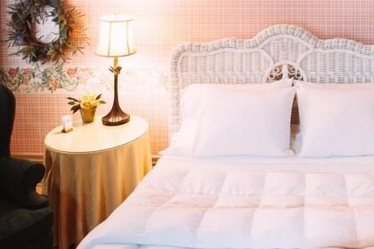 Room, 1 Queen Bed, Fireplace | Premium bedding, desk, iron/ironing board, WiFi (free)