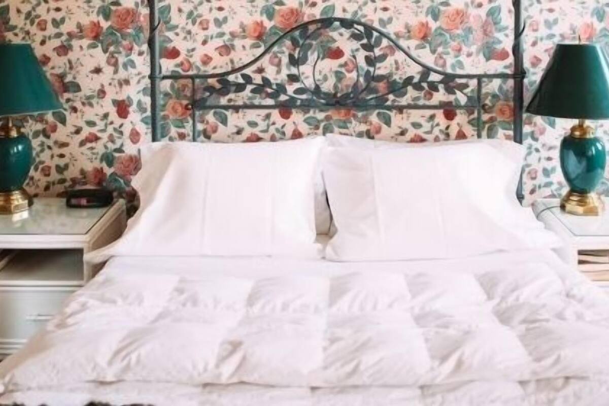 Margaret Jackson Suite | Premium bedding, desk, iron/ironing board, WiFi (free)