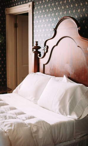 Josephine Ormsby Yard | Premium bedding, desk, iron/ironing board, free WiFi