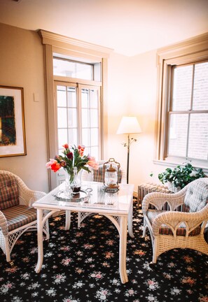 Living area - Morning Glory Inn (Pittsburgh)