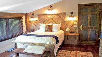 Deluxe-Zimmer, 1 Queen-Bett | Hochwertige Bettwaren, Schreibtisch, Bügeleisen/Bügelbrett
