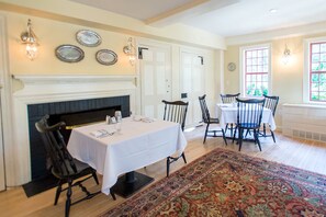 Dinner served, American cuisine, alfresco dining 