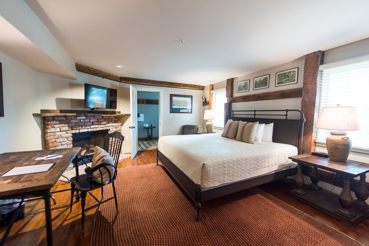 deluxe room, 1 king bed | premium bedding, desk, iron/ironing board, free wifi