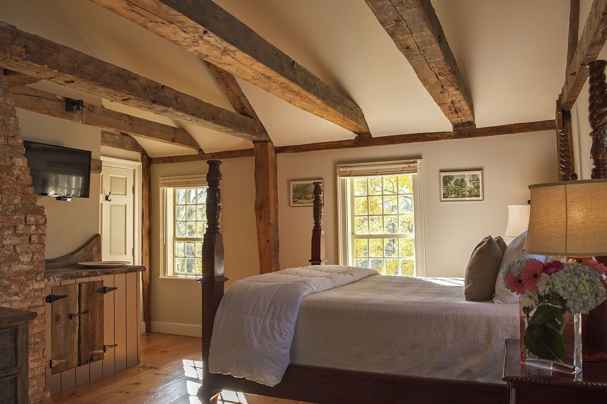 premium bedding, desk, iron/ironing board, free wifi