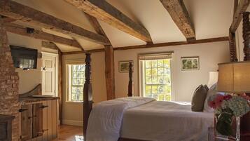 Premium bedding, desk, iron/ironing board, free WiFi