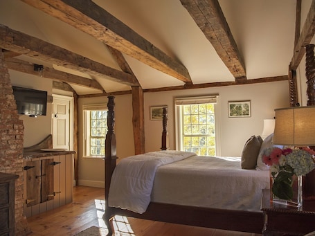 Ropa de cama de alta calidad y escritorio . Three Chimneys Inn