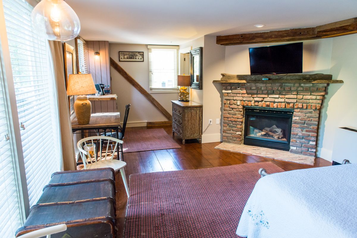 deluxe room, 1 king bed | premium bedding, desk, iron/ironing board, free wifi