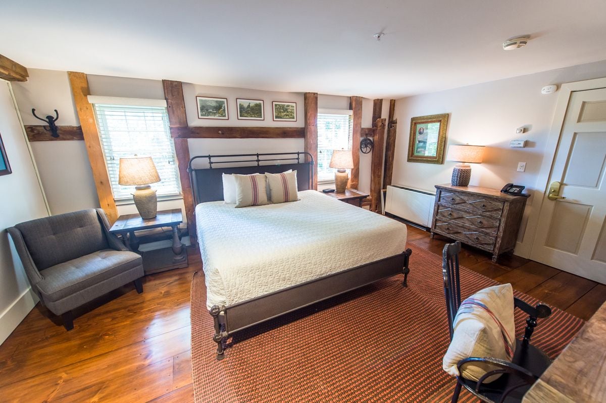 deluxe room, 1 king bed | premium bedding, desk, iron/ironing board, free wifi