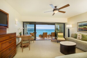 Suite, 1 habitación, frente al mar | Zona de estar | Una televisión, un reproductor de DVD