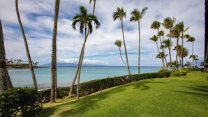 A golf course with a view of the ocean and palm trees. - Napili Kai Beach Resort (Lahaina)