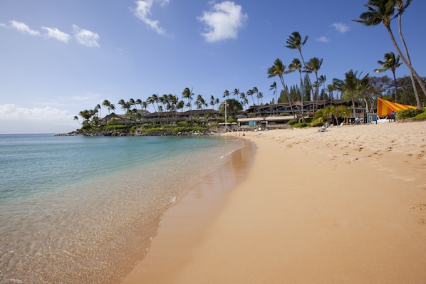 En la playa, camastros, toallas de playa y snorkel 