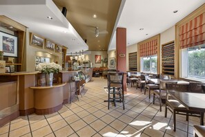 Se sirven almuerzos y cenas, cocina italiana