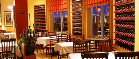 S'hi serveixen dinars, sopars i plats de cuina italiana