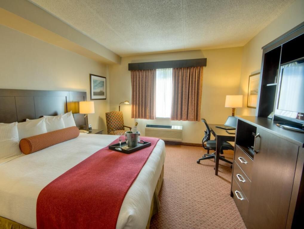 Premium bedding, down comforters, pillowtop beds, in-room safe