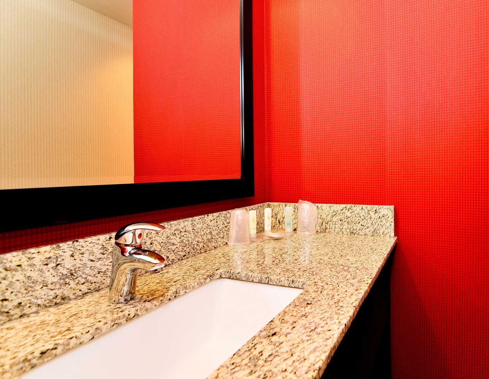 Bathroom | Combined shower/tub, free toiletries, hair dryer, towels