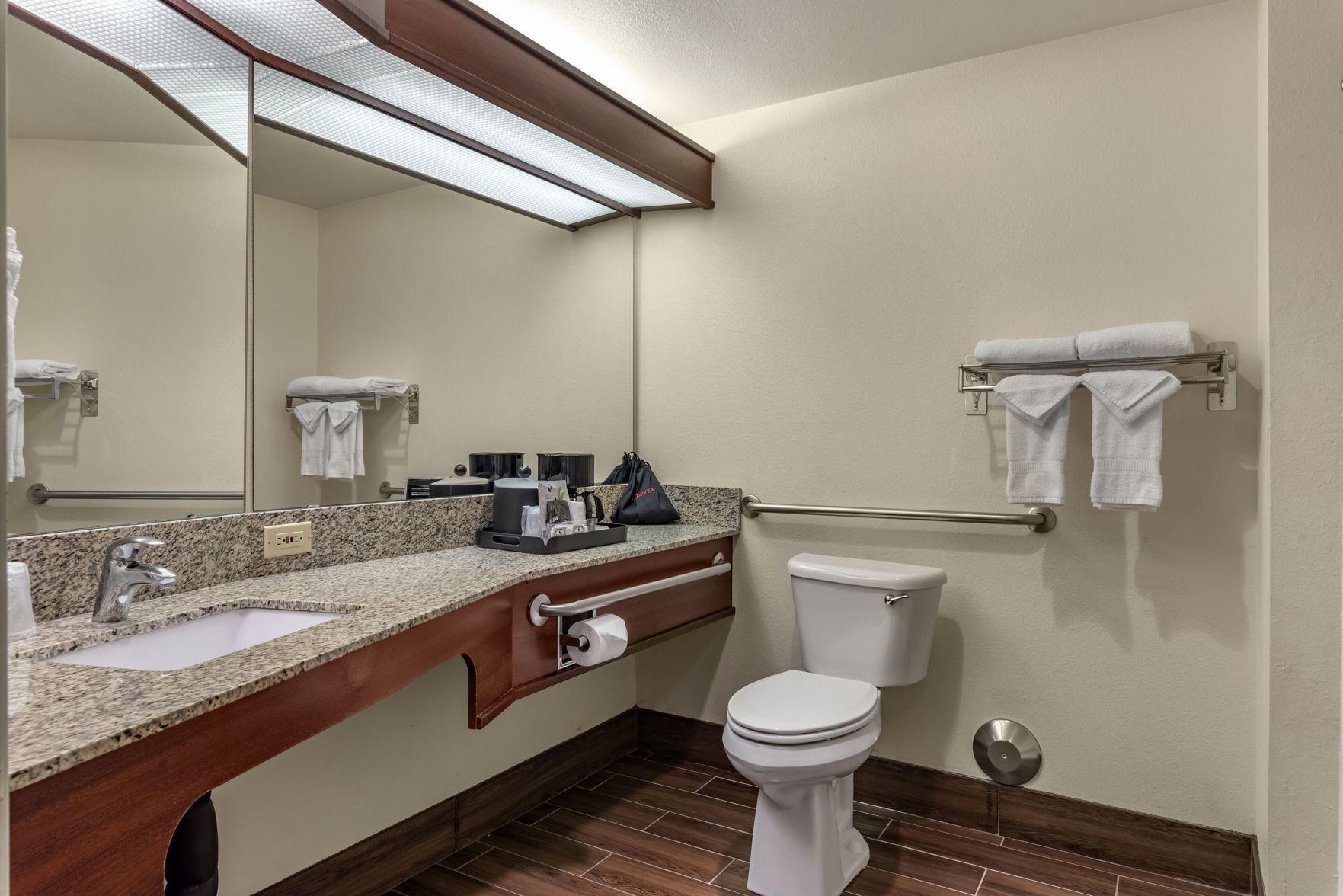 Bathroom | Combined shower/tub, free toiletries, hair dryer, towels