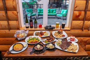 Breakfast, dinner served; barbecue, al fresco dining - Denali Bluffs Hotel (Denali National Park)