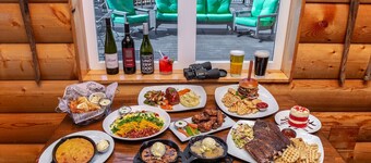 โรงแรมเดนาลีบลัฟส์