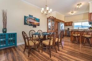 Deluxe Condo, 2 Bedrooms, Garden View | In-room dining
