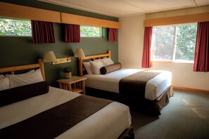 Quarto standard, 2 camas Queen | Escrivaninha, espaço de trabalho para notebook, cortinas blackout