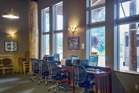 Business center. Seward Windsong Lodge