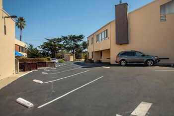 Free self parking at Munras Inn