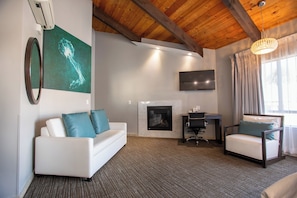 Chambre Deluxe, 1 très grand lit et 1 canapé-lit, cheminée | Bureau, fer et planche à repasser, lits bébé (en supplément)