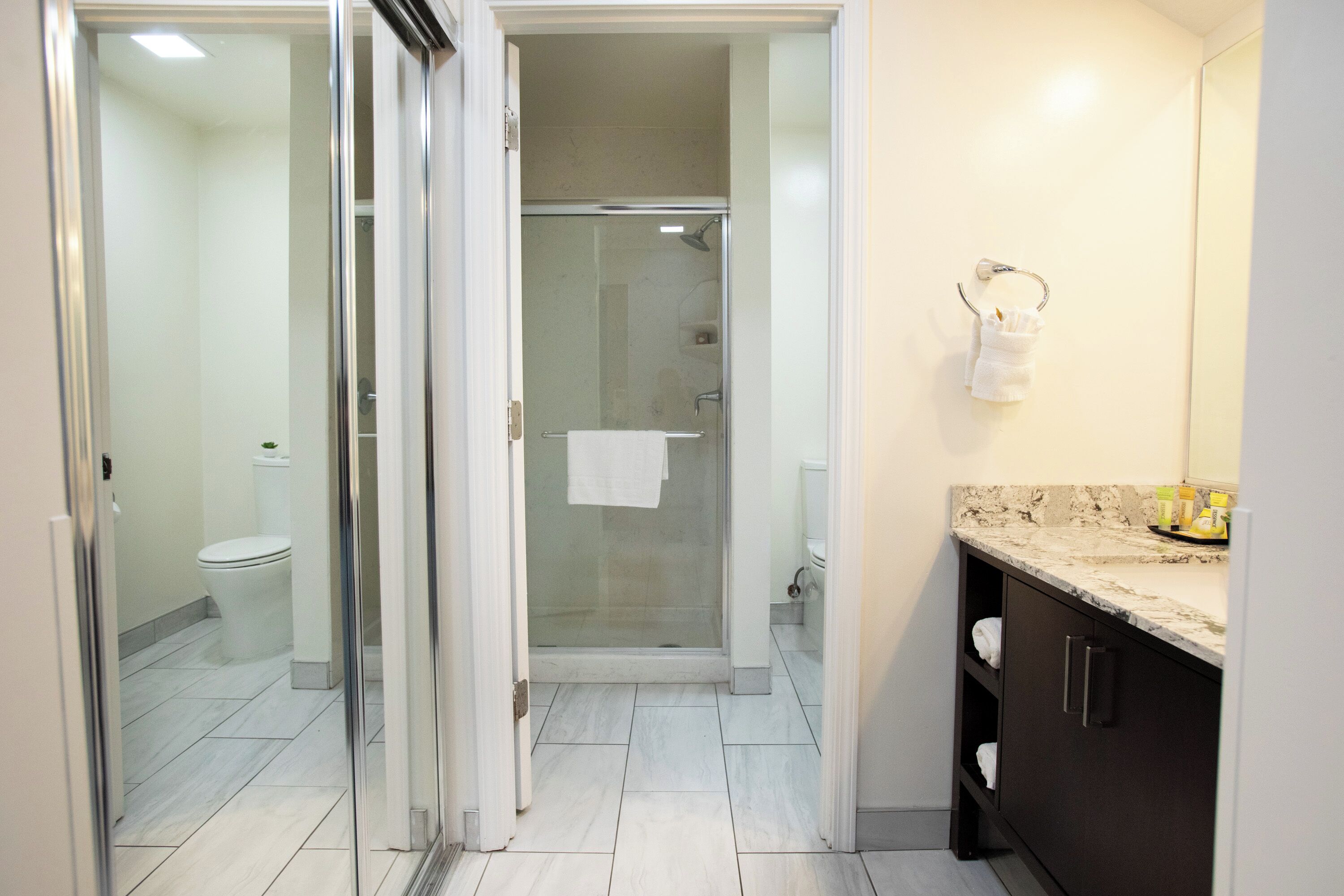 room, 1 king bed, non smoking, fireplace | bathroom | free toiletries, hair dryer, towels