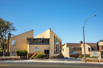 Hotel exterior and entrance at Munras Inn