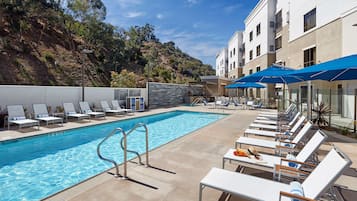 Piscina a l'aire lliure, para-sols i gandules