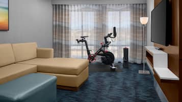 Suíte, 1 quarto, para não fumantes (Peloton) | Área de estar | TV LED, mesa de pingue-pongue, filmes pagos, dock para MP3