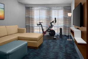 Suite, 1 chambre, non-fumeurs (Peloton) | Coin séjour | Télévision LED, table de tennis de table, films à la carte