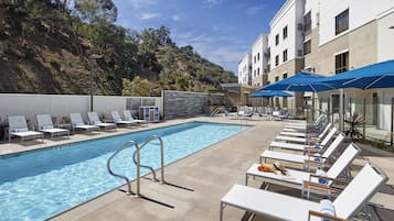 Kolam renang terbuka, payung kolam, kerusi lepak pantai