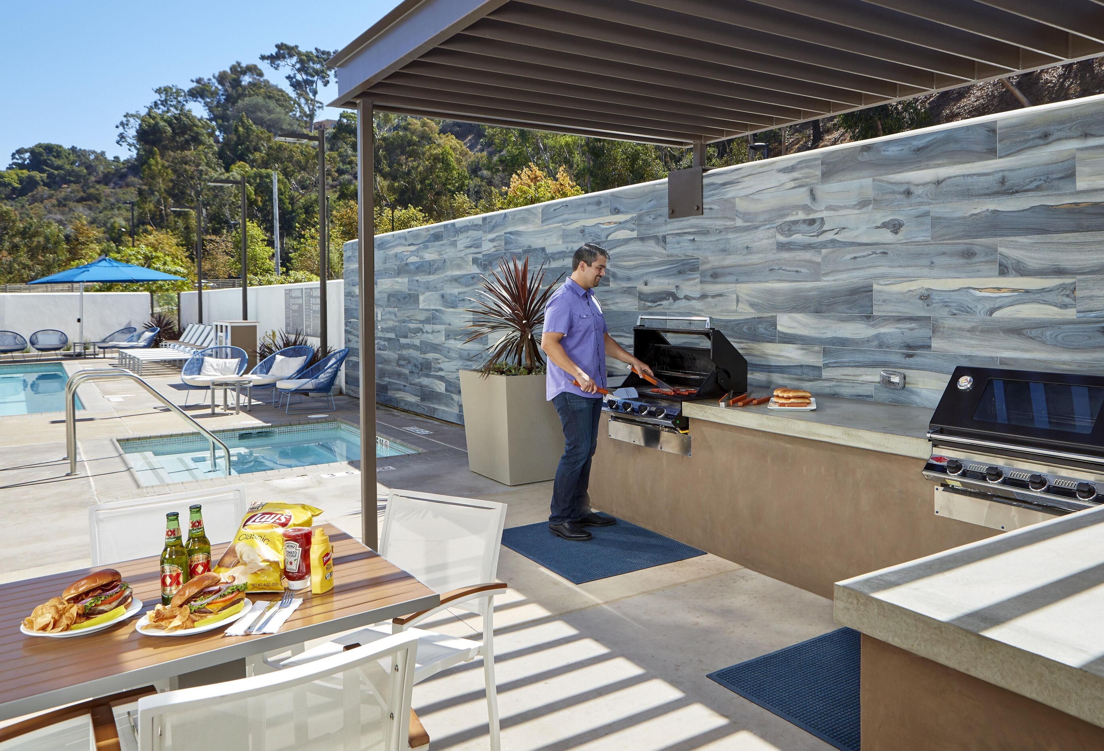 Piscina externa, guarda-sóis, espreguiçadeiras
