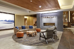 Una sala de estar moderna con un sofá modular, una mesa de centro y una chimenea.