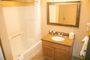 Ensemble douche/baignoire, articles de toilette gratuits, sèche-cheveux