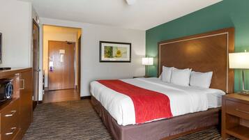 Schreibtisch, VerdunkelungsvorhĂ€nge, BĂŒgeleisen/BĂŒgelbrett