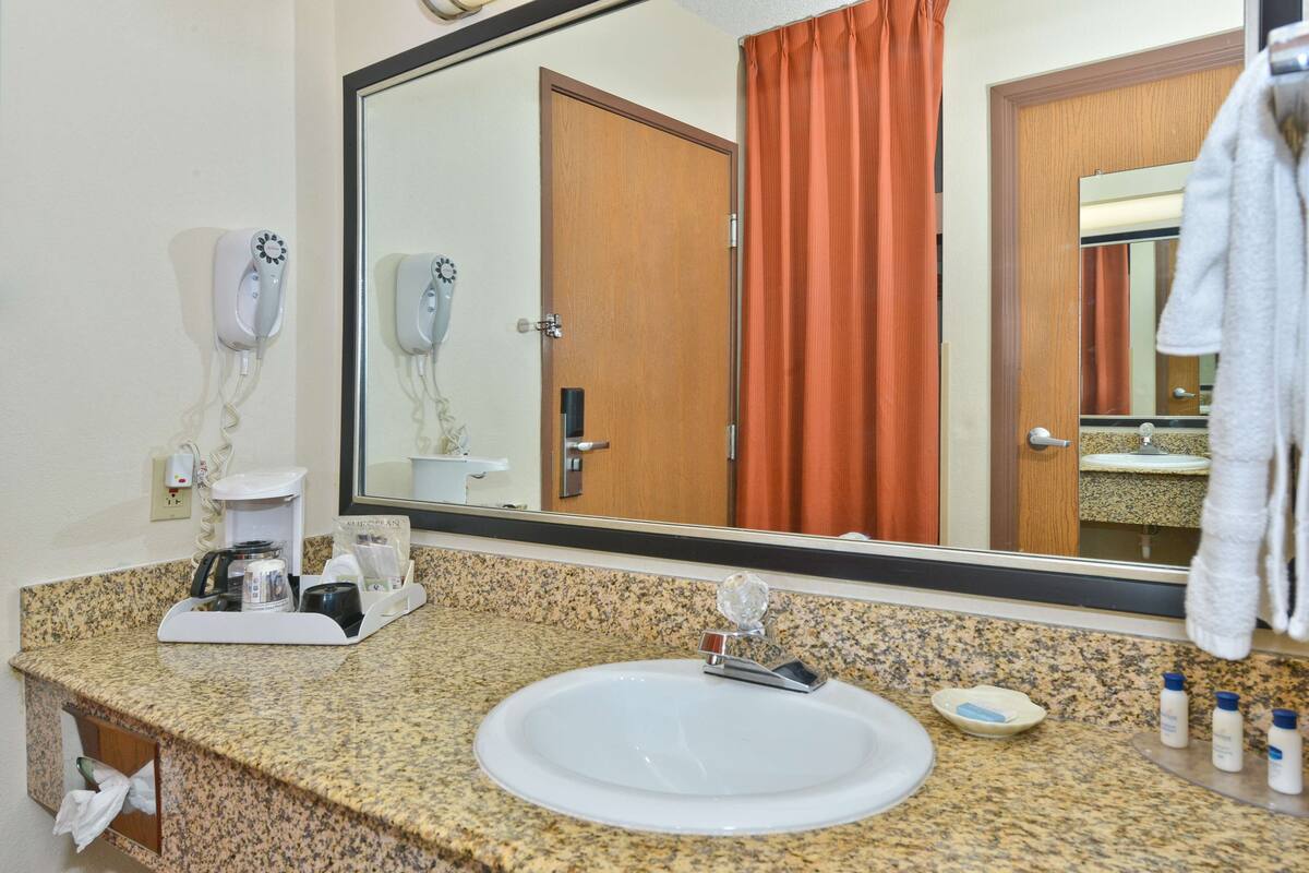 combined shower/bathtub, deep-soaking bathtub, free toiletries