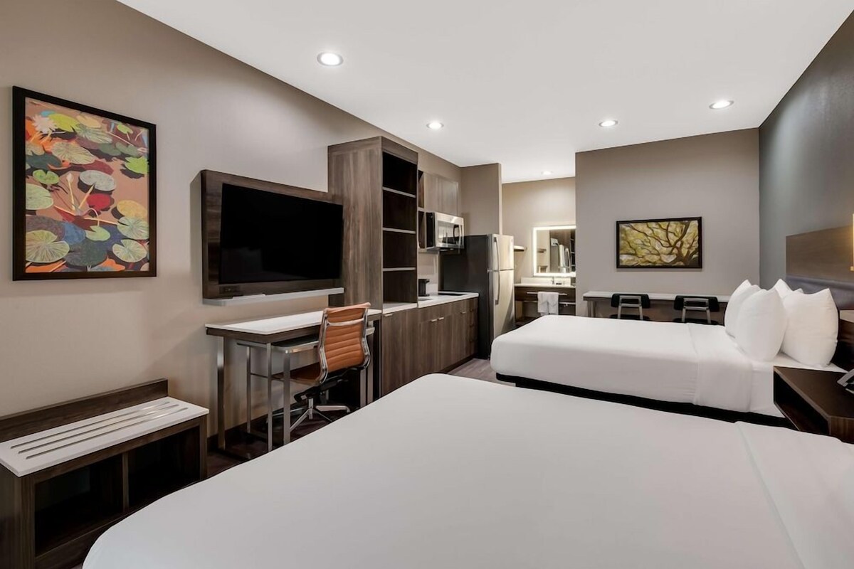 Hypo-allergenic bedding, desk, free WiFi, bed sheets